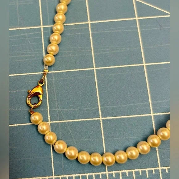 Cream Edison Pearls and Goldtone Bee Statement Necklace 47” Long - Picture 3 of 3